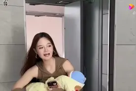 #搞笑视频#帮我按一下十五楼可以吗视频封面
