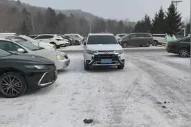 亚布力阳光度假村滑雪场停车场，被封在里面的车等了一个多小时视频封面