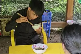 男孩和小雪一起抓鱼和螃蟹，两人在一起很开心 #闲鱼分手节 #闲鱼捡漏