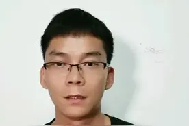 2024年7月24日晚，今年第16次参加高考的广西考生唐尚珺开直播，就成绩和录取情况进行通报：601分，广西排名7200位次（比去年退后1000位次），录取到华南师范大学信息工程非师范专业。可接受学校，对专业不够满意，还想进师范类专业，出来当老师。#唐尚珺 #唐尚珺现状 #2024高考 #高考第一人 #唐尚珺被华南师大录取视频封面