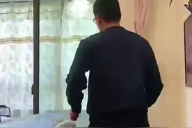 儿子坚持每天为卧床母亲擦背，自编小曲儿逗乐母亲 手上温柔擦拭#内容过于真实视频封面