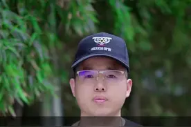 这是杨少华的全家福，有四个亲生儿子，分别是长子杨威、次子杨伦、三子杨健、四子杨议。明明四个儿子，为啥杨议叫老五啊。杨少华有个堂哥，堂哥家的儿子排行老二，所以杨议就成了“杨老五”了。此外，杨少华还有一个义子杨进明。杨少华是94岁高龄了，属于自然老去，儿子们都给他照顾很好，大家不要再网暴了。#疯狂运营官#杨少华#杨议#杨少华逝世#郭德纲