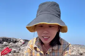 #赶海 #真实户外 户外赶海抓螃蟹也是非常治愈的，发现螃蟹洞就当发泄的对象砸开就有收获了，赶海生活就是这样的#抓螃蟹视频封面