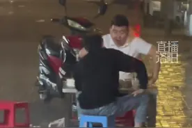 昨晚洛阳突降大雨，俩男子雨中淡定喝酒吃烤串。网友：桌上的酒还没喝几口又满了#洛阳视频封面