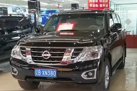 日产途乐 5.6LV8 百公里油耗14左右 高低速四驱 中央差速锁 变道辅助 地形反馈 360幻影  19年 重点本地一手 未下过任何场地 底盘如新 全车原版原漆 后包盖一道划痕 时表七万多公里 裸车89W 整车可以达到9.9成新  费用全年 喜欢来吧 可置换 可贷款视频封面