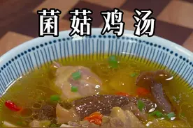 以后在家炖鸡汤，千万别直接下锅炖，那样炖出来的鸡肉又柴又硬，今天教你一个技巧，炖出来的鸡汤皮脆肉嫩#汤鲜味美 #煲汤 #鸡汤 #老母鸡汤
