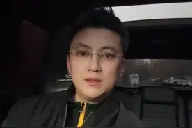 #男性情感 #真情实感表达 两个人有了感觉，就不在乎年龄大小，贫富之差，真正的爱情是两个人在一起时有一种亲切感，男人可以不英俊，女人可以不漂亮，但是彼此看着顺眼，彼此感到亲切，就像亲人一样，在对方面前能彻底的放松，愿意敞开心扉，愿意暴露自己的脆弱和缺点，而不是担心对方的轻视和嘲笑。真正的爱情是彼此的关心和体贴，是彼此的心疼和爱惜的感觉，是你对我好，我会对你更好。真正的爱情绝不是浪漫的鲜花，虚无的誓言，而是懂得回报对方的爱。视频封面