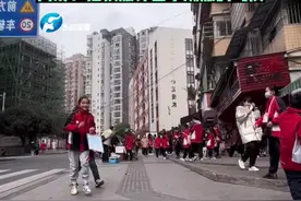 被帅到！7岁男孩活力全开街头表演跳舞，“他是怎么做到把校服穿出潮服的感觉?” #街舞 #爱跳舞的小朋友 #少儿街舞