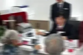 85岁老太捐款1000万，工作人员赶忙报警，结果发现她的身份不简单#民族英雄 #名人事迹视频封面