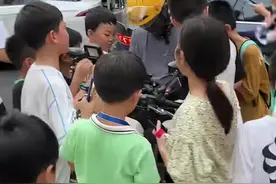 深圳兴起孩子暑假代送外卖，解决外卖“最后100米”难题。小孩姐透露：代送一单2元