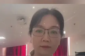 “嘿，家人们！今天给大家讲讲做 CT 检查的注意事项。 1、腹部 CT 检查得空腹哦！怀孕的姐妹做腹部 CT 要小心，做其他部位检查时也得保护好肚子，别让 X 光伤了宝宝。还有，检查前可别做其他造影检查，特别是不能用钡剂造影，不然会有伪影，容易误诊。 2、糖尿病患者注意啦！用二甲双胍的要是用造影剂，得停药 48 小时，不然伤肾。 3、用了造影剂后记得多喝水，赶紧把造影剂排出去。 4、这些注意事项都记住了没？赶紧收藏起来，做 CT 检查的时候用得上。#医生科普 #医生 #邯郸市中心医院 #抖音二创激励计划 #ct检查注意事项