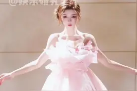 美貌加任意技能都是王炸，张予曦走的每一步都算数#路人镜头下的张予曦 #张予曦线下高定神图#张予曦金色亮片长裙视频封面