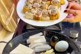 广东人的家常菜🍲要我命的一顿😑 今日菜单📝 -皮蛋鲫鱼豆腐汤 -萝卜虾皮酿豆腐蛋饺煲 -猪油炒菜心 -黑椒肥牛粒 #简简单单又一餐 #家常菜 #抖音美食推荐官 #好好吃饭好好生活 #深夜放毒系列之让你饿的睡不着视频封面