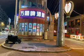 沈阳人称“穷鬼乐园”的啤酒屋，一群人从早到晚买醉视频封面