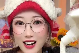 有一点酸臭的奶嚼口，大家觉得这个新吃法怎么样呢？@抖音短视频 @DOU+小助手 #我要上热门 #爱吃食物的女孩子 #哎呀妈呀太香了 #这声音听起来很好吃 #解压声控