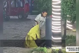 13岁小男孩晚上一个人捡垃圾#街拍 #随拍 #路人视角 #万万没想到视频封面