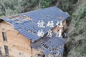 冰块砸烂屋顶，竟因千伏特高压电线横跨家宅？求助网友该怎么办？视频封面