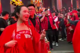 老少妇孺同欢：哒哒哒哒、阿索阿索、福州郭宅村“游神”有人嗨、有人笑、有人跳、有人闹.....其乐融融！#福建游神 #民俗文化 #非遗文化 #哒哒哒就变美了  #气氛搞起来视频封面