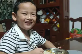 陪娃日常#学会用筷子吃饭 #家常便饭吃得香视频封面