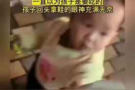 萌娃自己找鞋子#人类幼崽 #这，从小就得靠自己啊😂😂😂样的萌娃你们喜欢吗 #孩子的世界很简单视频封面