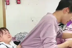 单亲爸爸为了不让年幼的女儿成为村里的留守儿童，他选择带女儿进服装厂工作，因此，服装厂也成了小女孩的第二个家，他也是服装厂里唯一的男工人，他说：若不是生活所迫，又有谁愿意带孩子进工厂呢？#抹去泪水视频封面