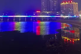 广东省梅州市五华县安流镇 #安流镇 #夜景 #故乡的原风景 #梅州 #广东  安流镇是广东省梅州市五华县的南部大镇。  ●地理位置：位于五华县东南部，琴江上游，距县城32公里。东北与双华镇交界，东南与棉洋镇接壤，西北与周江镇相邻，西南与梅林镇为界，北与横陂镇、河东镇相连。  ●基本信息：区域总面积238平方公里，管辖人口16.3万，下辖42个行政村、4个社区居委会。  ●历史沿革：旧称横流渡，长乐初建设乡，清末设横流约，民国初年始称安流。1947年3月设安流镇。  ●交通：济广高速、兴汕高速、国道355、国道238四条道路穿过镇内。省道惠水线与安浦线穿镇而过，是五华县南部的交通要地。  ●经济：是五华县南部重要的商贸中心，也是有名的“工艺品之乡”，竹、木、藤、草、麻丝、仿古雕刻等工艺品热销海外。2016年，全镇特色产业工艺品生产企业达225家，年产值达2.5亿元。  ●旅游资源：既有绿色自然风光，又有历史古迹，如燕子岩、高石下登高胜地、东灵寺、平安寺、永和寺、文昌祠、徐华清故居“树德堂”等。  ●民俗文化：传统民俗活动“扮古事”（走古事）是当地重要的文化传承，还有秋前湖菜莆、吉洞尾乌皮蔗等特色美食。