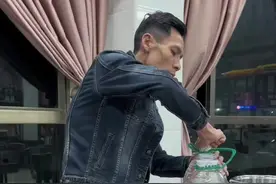 这个视频教大家如何泡发海参？新泡48小时，每24小时换一次水，再煮30分钟开了度，在泡48小时，尽量放多一点水来泡放冰箱买24小时换一次水，还有不懂的，直接在评论区留言。