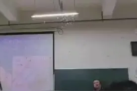下雨天大量蚊虫飞进高校教室，老师仍认真讲课，丝毫不受影响视频封面