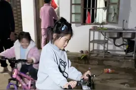 今天莹爸下班了，我们就带莹莹出去镇上买自行车了。回到家之后莹莹很开心，和妹妹在院子里踩车。正常儿童都有自己喜欢的玩具，特殊儿童也应该拥有的。看见她开心在院子里蹦蹦跳跳，感觉是值得的。#记录真实生活 #日常vlog #加油每一天 #带娃日常视频封面
