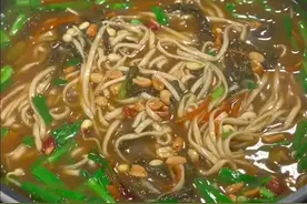 芝麻叶糊汤面，是我们河南人冬天最爱的面食之一，天冷了喝一碗浑身暖暖的#这一碗好过瘾 #芝麻叶面条 #地方特色美食