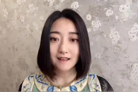 弘扬中华传统文化，根据古诗词改编的歌曲 （一）《蝶恋花·春景》北宋文学家苏轼 花褪残红青杏小。燕子飞时，绿水人家绕。 枝上柳绵吹又少，天涯何处无芳草！墙里秋千墙外道。 墙外行人，墙里佳人笑。笑渐不闻声渐悄，多情却被无情恼。 #唐诗宋词 #中国传统文化 #把古诗唱出来