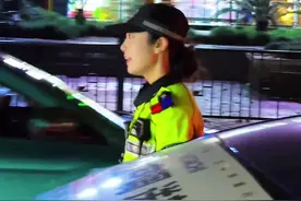 司机停车想和兔子警官聊天。兔子警官说。你要和我聊天我就让你走了哦#杭州女交警 #李语蔚 #正能量