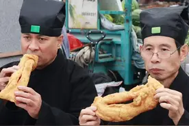 道士摆摊大集上画钟馗#道家文化 #手工折扇 #朱砂钟馗画视频封面