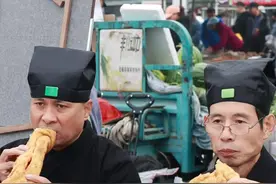 道士摆摊大集上画钟馗#道家文化 #手工折扇 #朱砂钟馗画视频封面