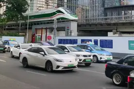 你已进入深圳市，世界睇中国，中国睇深圳，深圳有先科，深圳位于广东南部，噉处中国大陆与香港之间，拥有得天独厚嘅地理位置，都系一座年轻科技感嘅现代化大都市，粤B同你展望未来，嚟咗就系深圳人，欢迎来到深圳！#深圳#现代化大都市#旅行推荐官视频封面