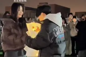 男生送花表白反被女生安慰#校园爱情 #校园表白现场 #真正的恋爱要从一束花开始
