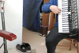 北京有个金太阳，这个金太阳就是伟大领袖毛泽东主席。