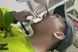 男子花28块吃鱼被卡喉，随后又到医院花300块做喉镜取刺：喝醋、喝可乐、吃馒头……网上消鱼刺的方法都试了，还是去医院最有效！视频封面