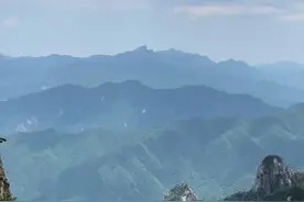 你有没有想过，从公元前221年秦朝建立到如今，这看似漫长的2245年，其实也不过是麦子熟了2245回。其实1978年宣布改革开放时，距离清朝灭亡也才过去66年。如果一个人的生命有70年，那么2245年，也只是32个人生死相接的一生。我们总是被一些大词裹挟，沉迷于一些宏大叙事、空洞概念，其实不如实在一点，想想这短暂的一生，到底要为什么而活。小时候学诗词，秦时明月汉时关。其实是想告诉你，你脚下站着的土地，跟秦始皇、汉武帝站着的，是同一块土地。人生代代无穷已，江月年年望相似。其实是想告诉你，你抬头望见的那弯月亮，跟李白望见的、苏轼望见的，也是同一片月亮。万里长城今犹在，不见当年秦始皇。其实是想告诉你，什么千秋霸业、功名利禄，在时间面前都终成废墟一切活法都不如按自己喜欢的方式度过这一生，来得划算。所谓人生，不过几十次麦熟。“这短短的一生，我们最终都会失去。你不妨大胆一些，攀一座山，追一个梦，去一次远方，你会发现一个不一样世界和一个全新的自己。#星空#山峰之巅 #生命的意义