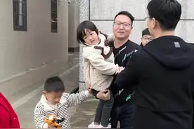 回家过年了，孩子们都好开心，蹦蹦跳跳的出门迎接，一家老小团聚的场面实在太热闹了#回乡过年 #亲人团聚 #记录真实生活 #日常vlog #大家庭的温暖视频封面