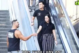 外国帅哥摸一下美女的手，看他们有什么反应？#外国美女 #解压视频封面