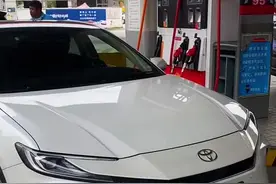 凯美瑞一箱油可以跑多远，混动市区郊区高速油耗差不多，三四毛一公里！#抖音汽车 #经典车 #凯美瑞视频封面