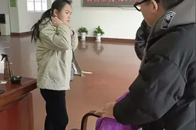 炸毛的头发，小白用这个方法，头发一梳就直了#拉直头发 #自然卷视频封面