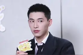 #辛云来认证田曦薇周雨彤标签 没想到#辛云来 #周雨彤 两个人生日只差一天诶！#田曦薇 #半熟男女视频封面