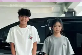 #曹格 两个孩子#Joe 和#Grace 合拍，Joe搞怪卖萌，Grace面无表情#娱乐评论大赏视频封面