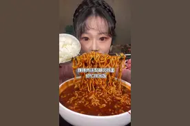 今儿拌个饭，话说火鸡酱真的可以百搭！！抖音也有催更的小伙伴了，开心中。#火鸡面拌饭#爆辣火鸡面#虾仁儿拌饭