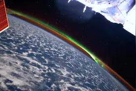 从太空中可以看到地球的薄薄的大气层#天文视频 #天文科普视频视频封面