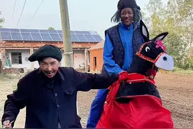 老头带着老太太出去逛逛😂 #看一遍笑一遍 #农村搞笑段子视频封面