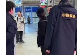 #春运 北京西站,老人带狗坐火车回家过年,被工作人员劝说,让人好心酸……#老人 #狗狗 #泪目视频封面