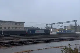 封面那蓝色闪灯的是什么车 我到现在没搞明白。